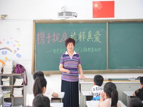 卫生间里听到同事说你坏话，是选择冲出去理论还是暂时装没听到？游戏画面